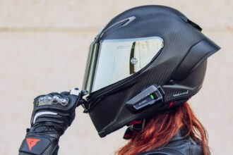 casque et gants de moto