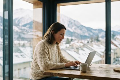 Femme travaillant sur son ordinateur dans un appartement alpin enneige