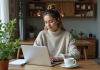 Travailler à domicile : comment maintenir sa productivité ? Femme travaillant sur son ordinateur dans un intérieur cosy