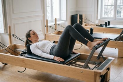 Femme pratiquant le Pilates reformer dans un studio élégant du 8ème arrondissement de Paris